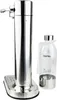 A silver Aarke Carbonator 3 water carbonator and a clear plastic bottle are shown against a white background. Produktbild-Vorschau