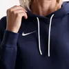 A close-up shot of a person wearing a navy blue Nike hoodie. Anteprima dell’immagine prodotto