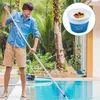 A man is cleaning a swimming pool with a skimmer net. A close-up of the skimmer basket filled with leaves is shown in a circle. Produktbild-Vorschau