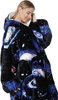 Frau trägt eine übergroße Kapuzen-Decke mit blau-schwarzem Galaxie-Muster und weißen und lila Nebel-Designs Produktbild-Vorschau