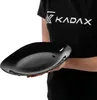 A person wearing a black t-shirt with a logo is holding a black plate. Anteprima dell’immagine prodotto