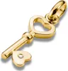A close-up studio shot of a gold charm in the shape of a key with a heart at the top and a smaller heart with a diamond at the bottom. Anteprima dell’immagine prodotto