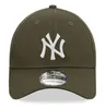 A close-up studio shot of a green New York Yankees baseball cap. Produktbild-Vorschau