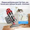 A cordless vacuum cleaner with a cat in the background and scented discs. Voir les images du produit