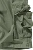 A close-up view of the cargo pockets on a pair of green shorts. Náhled obrázku produktu