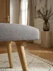 Nahaufnahme der hochwertigen Baumwolloberfläche der grauen Polsterbank. Die feine Webstruktur des 12 cm dicken Sitzpolsters harmoniert perfekt mit dem warmen Holzton der Massivholzbeine._#sku_BARWL5.330# Produktbild-Vorschau