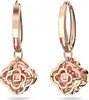 A pair of rose gold drop earrings with clover-shaped pendants containing pink stones. Anteprima dell’immagine prodotto