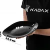 A person holding a black plate, with dimensions indicated by text overlays. Anteprima dell’immagine prodotto