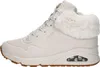 A side view of a single beige Skechers Uno winter shoe with white laces and a fluffy white collar. Voir les images du produit