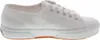 A side view of a white Superga sneaker. Voir les images du produit