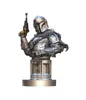 A bust of The Mandalorian character from Star Wars, holding a blaster. Anteprima dell’immagine prodotto