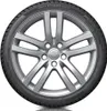 A close-up studio shot of a single car tire mounted on a silver alloy wheel. Anteprima dell’immagine prodotto