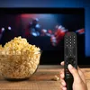 A hand holding a remote control in front of a TV screen with a bowl of popcorn. Voir les images du produit
