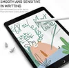 A tablet screen displaying drawings and an Apple Pencil, with replacement tips shown next to it. Produktbild-Vorschau