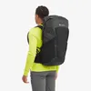 Schwarzer Rucksack "Trailblazer 44" von Montane; getragen von einer Person in gelber Sportbekleidung; von hinten sichtbar. Podgląd zdjęcia produktu