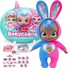 A Babycorns plush toy and its packaging are displayed against a white background, with a collage of accessories shown below. Anteprima dell’immagine prodotto