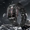 Schwarze robuste Smartwatch mit quadratischem Gehäuse und Silikonarmband, mit Anzeige von Zeit, Akku, Herzfrequenz und Schrittzahl, mit Wassertropfen Náhled obrázku produktu