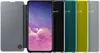A Samsung Galaxy S10e phone with a white booktype case, and other colored cases lined up behind it. Náhled obrázku produktu