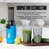 A blue slow juicer is shown on a kitchen counter with two glasses of juice and some fruits and vegetables. Produktbild-Vorschau