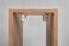 Close-up of the top of a wooden shelf unit, showing two white mounting brackets attached to the underside of the top shelf. Anteprima dell’immagine prodotto