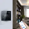 A smart thermostat is mounted on a wall next to a bookshelf, and a hand is holding a smartphone displaying the thermostat's app interface. Produktbild-Vorschau