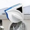 Weißer und blauer magnetischer Fensterreiniger mit Griff, reinigt ein Fenster mit Seifenwasser Náhľad obrázku produktu
