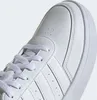 A close-up view of the toe and laces of a white Adidas sneaker. Voir les images du produit