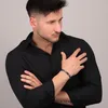 A man wearing a black shirt and a bracelet. Voir les images du produit