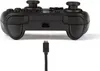 A black Nintendo Switch controller is shown from the front, with a USB-C cable plugged into its charging port. Anteprima dell’immagine prodotto