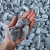 Silver-Kieselsteine auf einer Handfläche zur Größendarstellung Produktbild-Vorschau