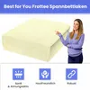 A woman points to a folded cream-colored fitted sheet, with feature icons below. Produktbild-Vorschau