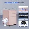 A collage showing a pink filing cabinet with dimensions, a close-up of a safety lock, a close-up of silent sliding rails, and a close-up of rotatable wheels. Anteprima dell’immagine prodotto