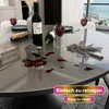 A dining table with spilled red wine, wine bottles, glasses, and a cloth. Text overlays indicate 'Einfach zu reinigen' and 'Easy to clean'. Anteprima dell’immagine prodotto