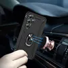 A hand holding a black phone case with a ring holder, magnetically attached to a car vent mount. Produktbild-Vorschau