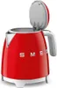 A red Smeg kettle with its lid open, shown against a white background. Anteprima dell’immagine prodotto