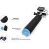 A close-up shot of a black action camera hand grip with a blue end cap, with callouts highlighting its features. Produktbild-Vorschau
