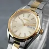 A close-up shot of a two-tone Seiko watch with a champagne dial. Anteprima dell’immagine prodotto
