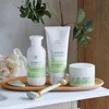 A collection of Wella Professionals Elements hair care products arranged on a wooden tray with a jade roller and decorative greenery. Anteprima dell’immagine prodotto