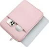 A pink laptop sleeve with a phone and a mouse placed in its front pocket, and a laptop partially inserted. Anteprima dell’immagine prodotto
