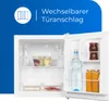 An open mini-refrigerator with food and drinks inside, set against a blue and white background with text. Produktbild-Vorschau