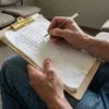 CLIPBOARD blocco di scrittura in legno A4 con clip dorata Anteprima dell’immagine prodotto 3