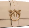 A close-up shot of a beige handbag's clasp. Podgląd zdjęcia produktu