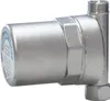 A close-up, side view of a silver metal water hammer arrester with threaded fittings. Anteprima dell’immagine prodotto