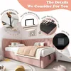A pink upholstered bed with decorative pillows and a blanket, surrounded by marketing callouts highlighting product features. Produktbild-Vorschau