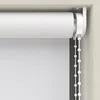 Close-up view of the top mechanism and pull chain of a white roller blind mounted in a window frame. Produktbild-Vorschau