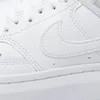 A close-up view of a white Nike shoe. Anteprima dell’immagine prodotto