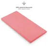 A pink rectangular baby mattress on a white background with text and a leaf icon above. Voir les images du produit