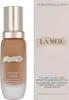 A bottle of La Mer foundation and its packaging are displayed side-by-side against a white background. Anteprima dell’immagine prodotto