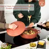A person is cooking pasta in a pan on a stovetop, with ingredients and a grater visible on the counter. Produktbild-Vorschau
