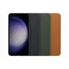 A smartphone and three phone cases in different colors are displayed against a white background. Produktbild-Vorschau